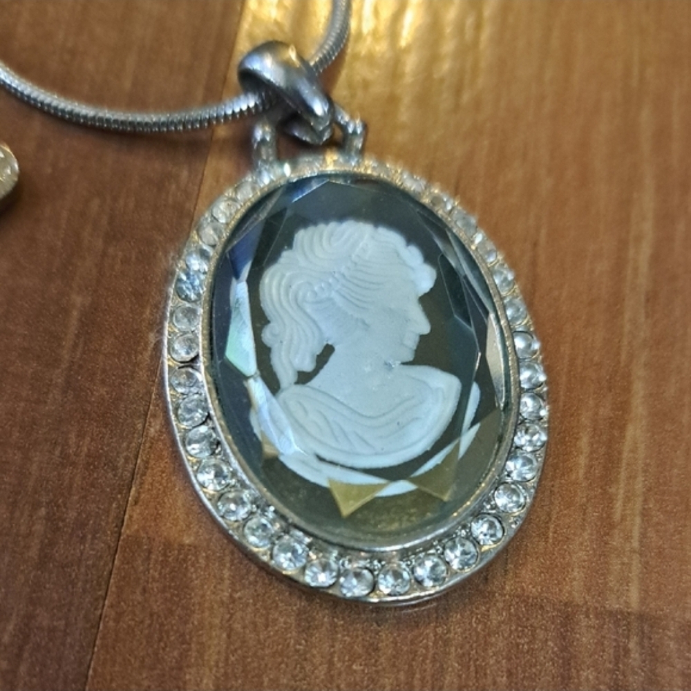 Vintage-Style Cameo Pendant Necklace in Silver and Black